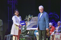 2022 Foundation HDR Scholarship recipient Shipra Chhina and Mr Terry Moran AC, Chancellor