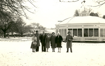 Ballarat Teachers' College staff at the Ballarat Botanical Gardens after heavy snow.(Cat.No. 6908.2)