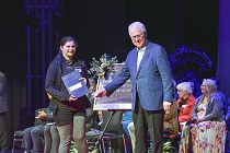 2022 Federation TAFE Scholarship recipient Peta Boyd and Mr Terry Moran AC, Chancellor